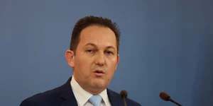 Απολογία Πέτσα για την κατάθεση τροπολογιών την τελευταία στιγμή