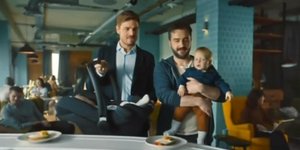 Δύο άνδρες πατεράδες με τα παιδιά τους σε εστιατόριο