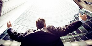 Ανδρας κοιτάζει τον ουρανό