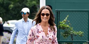 Η Πίπα Μίντλετον με φόρεμα χαμογελά