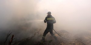 Πυροσβέστης στην μεγάλη φωτιά που καίει από την Τρίτη την Εύβοια