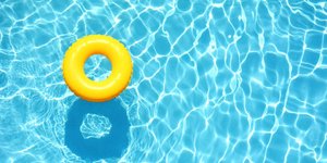 Κίτρινο σωσίβιο σε πισίνα