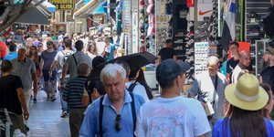 Τουρίστες σε δρόμο της Πλάκας στην Αθήνα