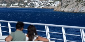 Ενα ζευγάρι πάνω σε κατάστρωμα πλοίου
