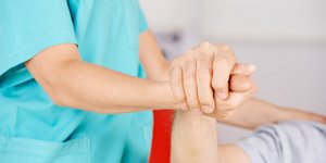 Γιατρός κρατά το χέρι ασθενούς σε νοσοκομείο