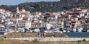 Εικόνα του Πόρου από την ακτή του Γαλατά, με φόντο το ελικοδρόμιο