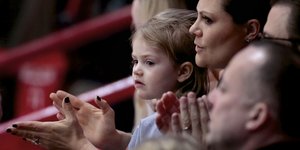 Η πριγκίπισσα Εστέλ μαζί με τη μητέρα της χειροκροτούν στο θέατρο