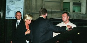 πριγκίπισσα  Νταϊάνα μπαίνει στη μοιραία Mercedes