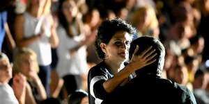 Η Άλκηστις Πρωτοψάλτη με τον ιερέα στη συναυλία