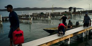 Κάτοικοι σε λιμάνι στο Πουέρτο Ρίκο