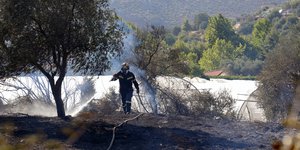 Πυροσβέστης στη φωτιά του Μαραθώνα