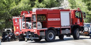 Πυροσβεστικό όχημα μπροστά σε δεντρόφυτη περιοχή στο Χαϊδάρι