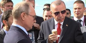 Ο Βλαντιμίρ Πούτιν και ο Ρετζέπ Ταγίπ Ερντογάν τρώνε παγωτό