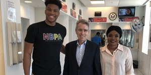 Ο Γιάννης Αντετοκούνμπο με τον Τζέφρι Πάιατ