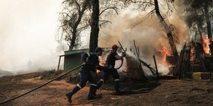 Πυροσβέστες επιχειρούν στο μέτωπο της φωτιάς στην Εύβοια