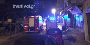 Πυροσβεστικό όχημα έξω από πολυκατοικία