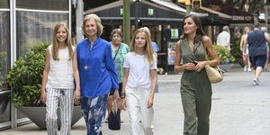 Η βασίλισσα Λετίθια περπατά με τις κόρες και την πεθερά της