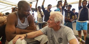 Ο Ρίτσαρντ Γκιρ μιλά με μετανάστη