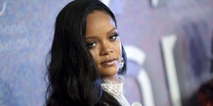 Η Ριάνα κοιτάει την κάμερα