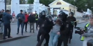 Σύλληψη διαδηλώτριας στη Ρωσία