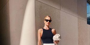 Η Ρόζι Χάντινγκτον με ασπρόμαυρο σύνολο