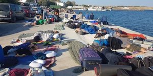 Εγκλωβισμένοι ταξιδιώτες διανυκτέρευαν με υπνόσακους στο λιμάνι της Σαμοθράκης / Φωτογραφία: Twitter/@Mysterywoman111