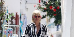 Σάσα Σταμάτη με ασπρόμαυρο καφτάνι στη Μύκονο