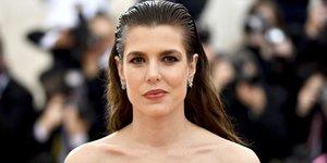 Η Σαρλότ Κασιράγκι με μαύρο φόρεμα χαμογελά