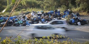 Σκουπίδια σε δρόμο στην Κέρκυρα