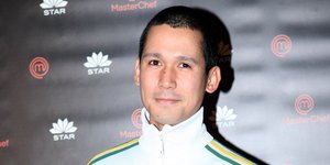 O Σωτήρης Κοντιζάς με λευκή μπλούζα και τζιν παντελόνι 