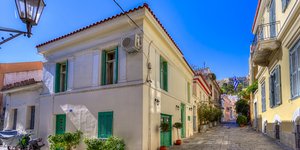 Σπίτι με πράσινα παράθυρα