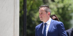 Στέλιος Πέτσας έξω από το Μαξίμου