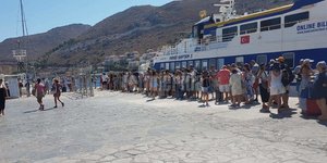 Κόσμος στη Σύμη