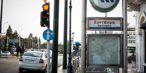 Περιπολικό της ΕΛ.ΑΣ στο σταθμό του μετρό στο Σύνταγμα