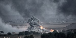 Τζιχαντιστές βομβαρδίζουν τη Συρία