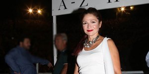 H Ταμίλα Κουλίεβα ντυμένη στα λευκά και κόκκινο κραγιόν