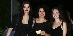 Η Τάνια Τρύπη ντυμένη στα μαύρα με τις κόρες της, Μαρίνα και Τζένη 