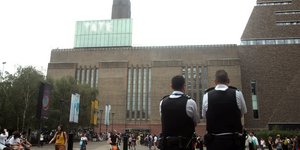 Δυνάμεις της αστυνομίας στο Λονδίνο μετά την πτώση 6χρονου από το Tate Modern