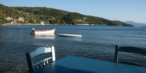 Ταβέρνα πάνω στη θάλασσα
