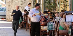 Το υπουργείο Εργασίας βάζει στο στόχαστρο τουριστικές περιοχές