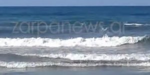 Η στιγμή που ναυαγοσώστες σώζουν λουόμενο στην Κρήτη