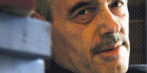 Ο Νίκος Θέμελης υπήρξε στενός συνεργάτης του Κώστα Σημίτη και γνωστός συγγραφέας