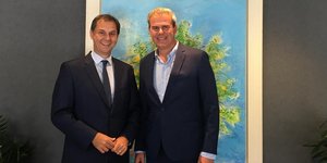 Ο νέος Γενικός Γραμματέας του ΕΟΤ Δημήτρης Φραγκάκης (δεξιά) και ο υπ. Τουρισμού Χάρης Θεοχάρης (αριστερά)