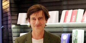 Ο Θοδωρής Κουτσογιαννόπουλος περπατά και χαμογελά