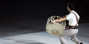 Η πλάτη ενός τυμπανιστή από την έναρξη των Ολυμπιακών Αγώνων της Αθήνας