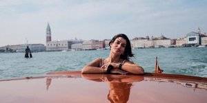 Η Τόνα Σωτηροπούλου με φόντο το κανάλι της Βενετίας