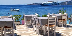 Τραπεζάκια κοντά στη θάλασσα