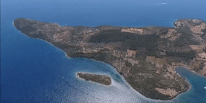 Εικόνα από ψηλά από το μικρό νησάκι Τριζόνια στη Φωκίδα