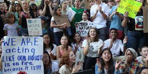 Η Γκρέτα Τούνμπεργκ και εκατοντάδες νέοι έξω από τον ΟΗΕ