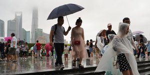 Δεκάδες άνθρωποι προσπαθούν να προστατευθούν από τον τυφώνα